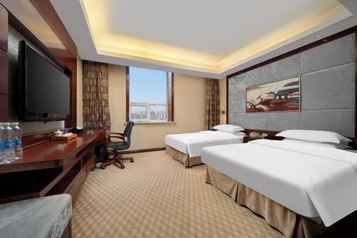 Minibar, in-room safe, alarm clocks