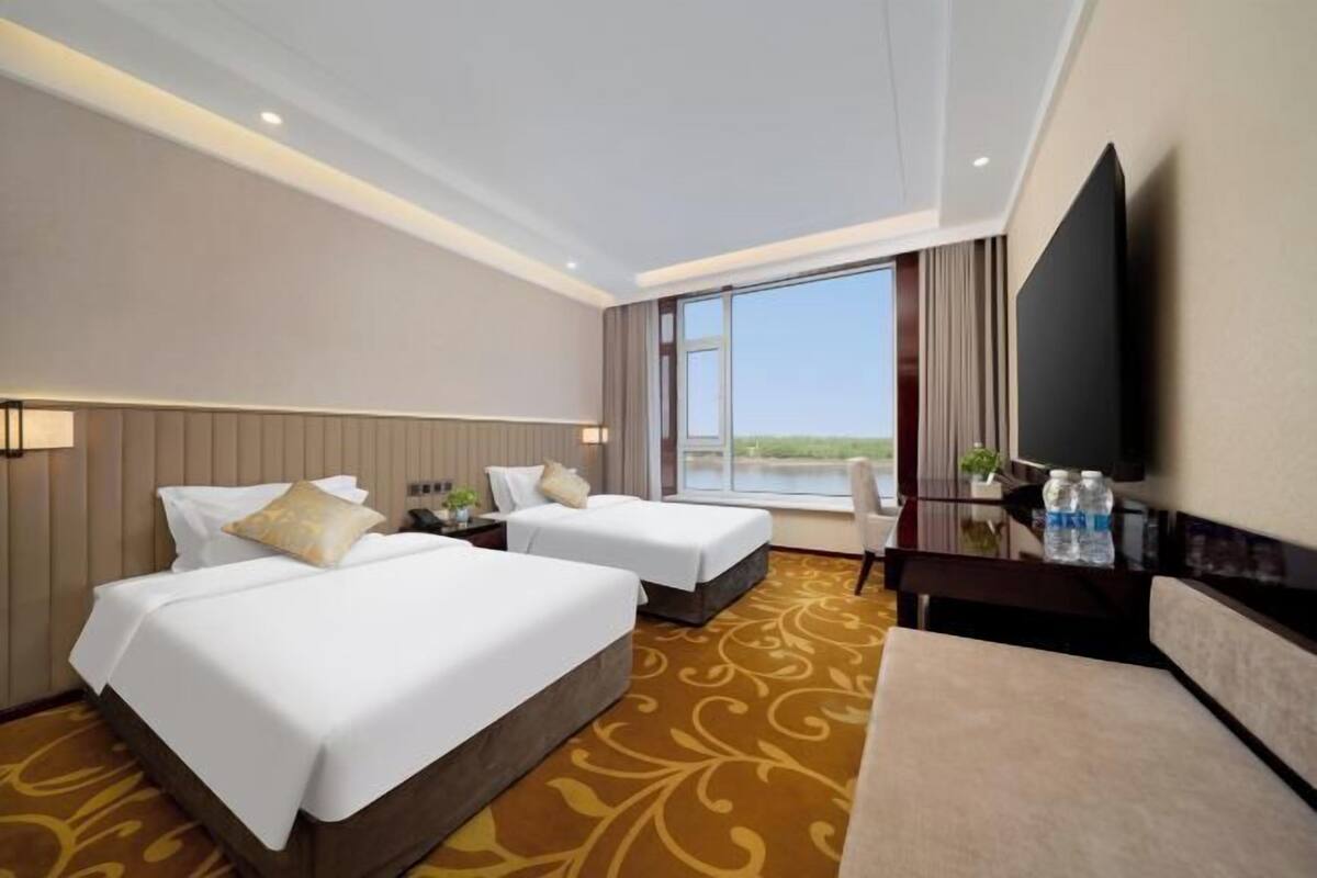 Minibar, in-room safe, alarm clocks