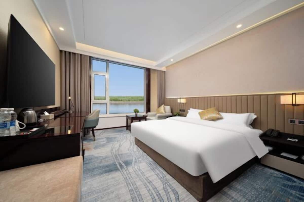 Minibar, in-room safe, alarm clocks