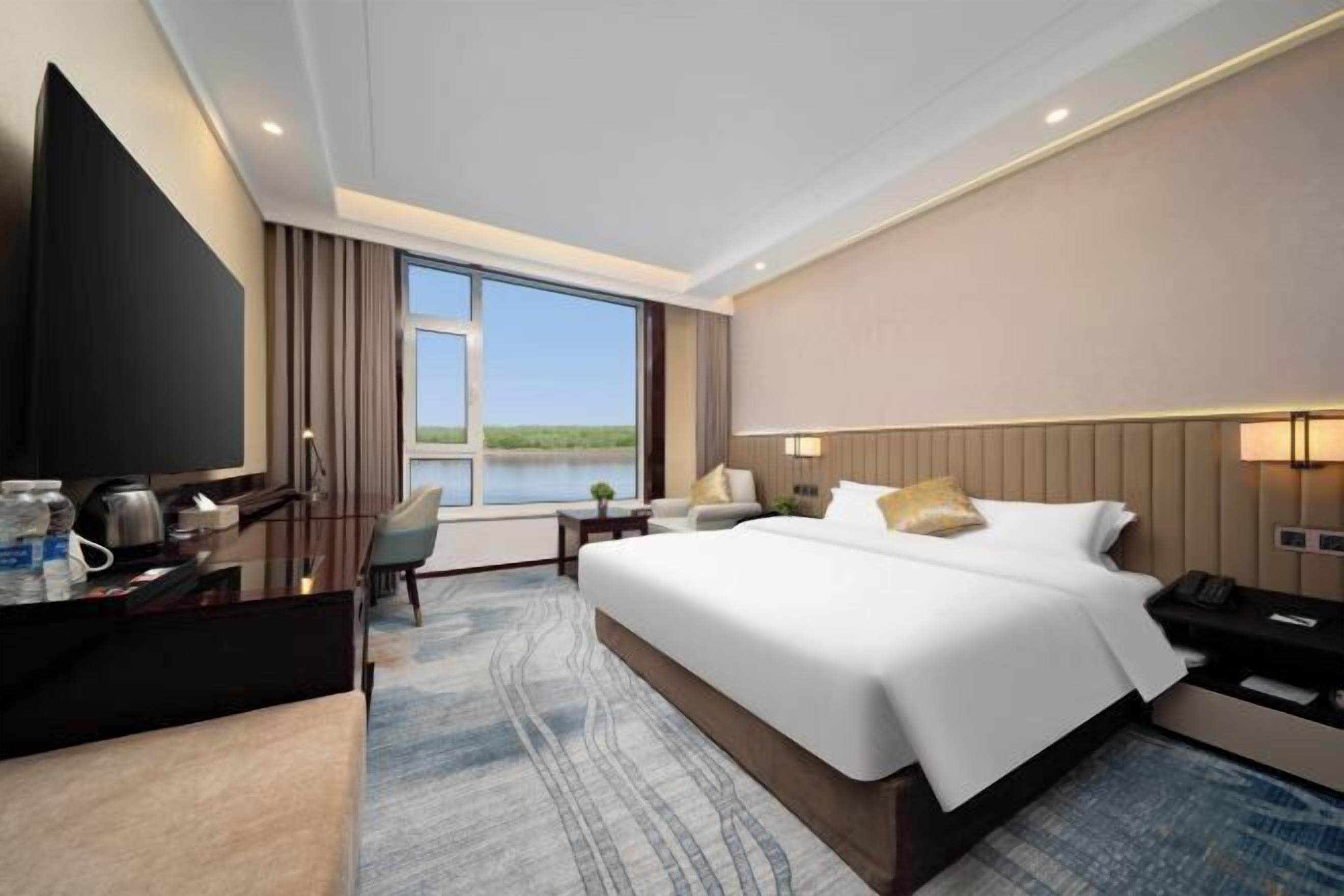 Minibar, in-room safe, alarm clocks