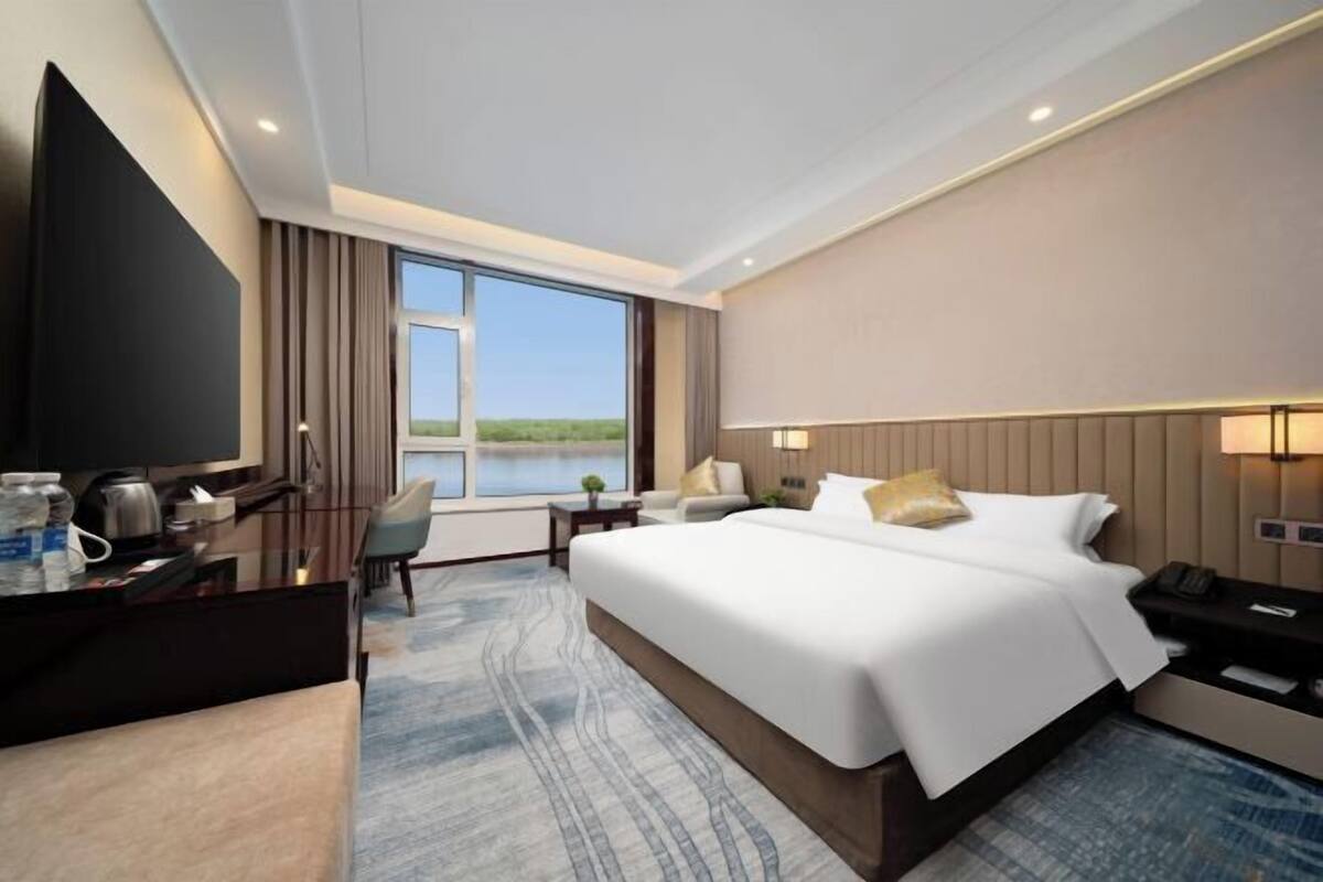 Minibar, in-room safe, alarm clocks