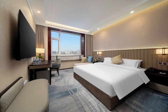 Minibar, in-room safe, alarm clocks