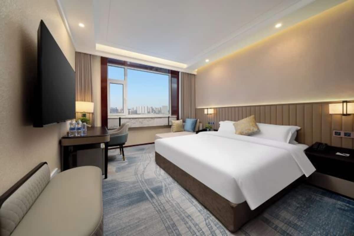 Minibar, in-room safe, alarm clocks