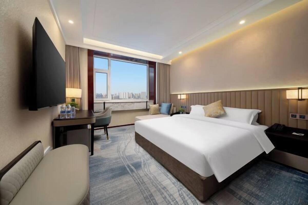 Minibar, in-room safe, alarm clocks