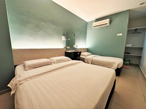 Desk, iron/ironing board, free WiFi, bed sheets - De UPTOWN Hotel @ Damansara Uptown (Petaling Jaya)