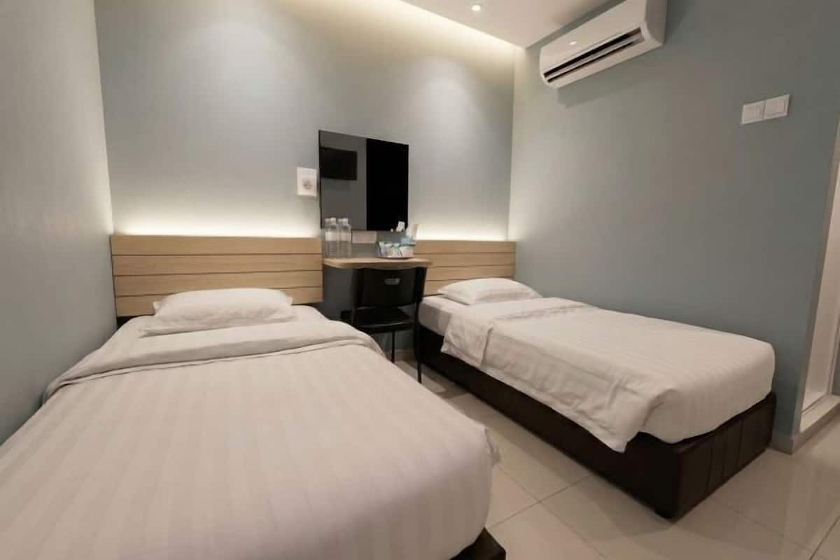 Escritorio, tabla de planchar con plancha, wifi gratis y ropa de cama