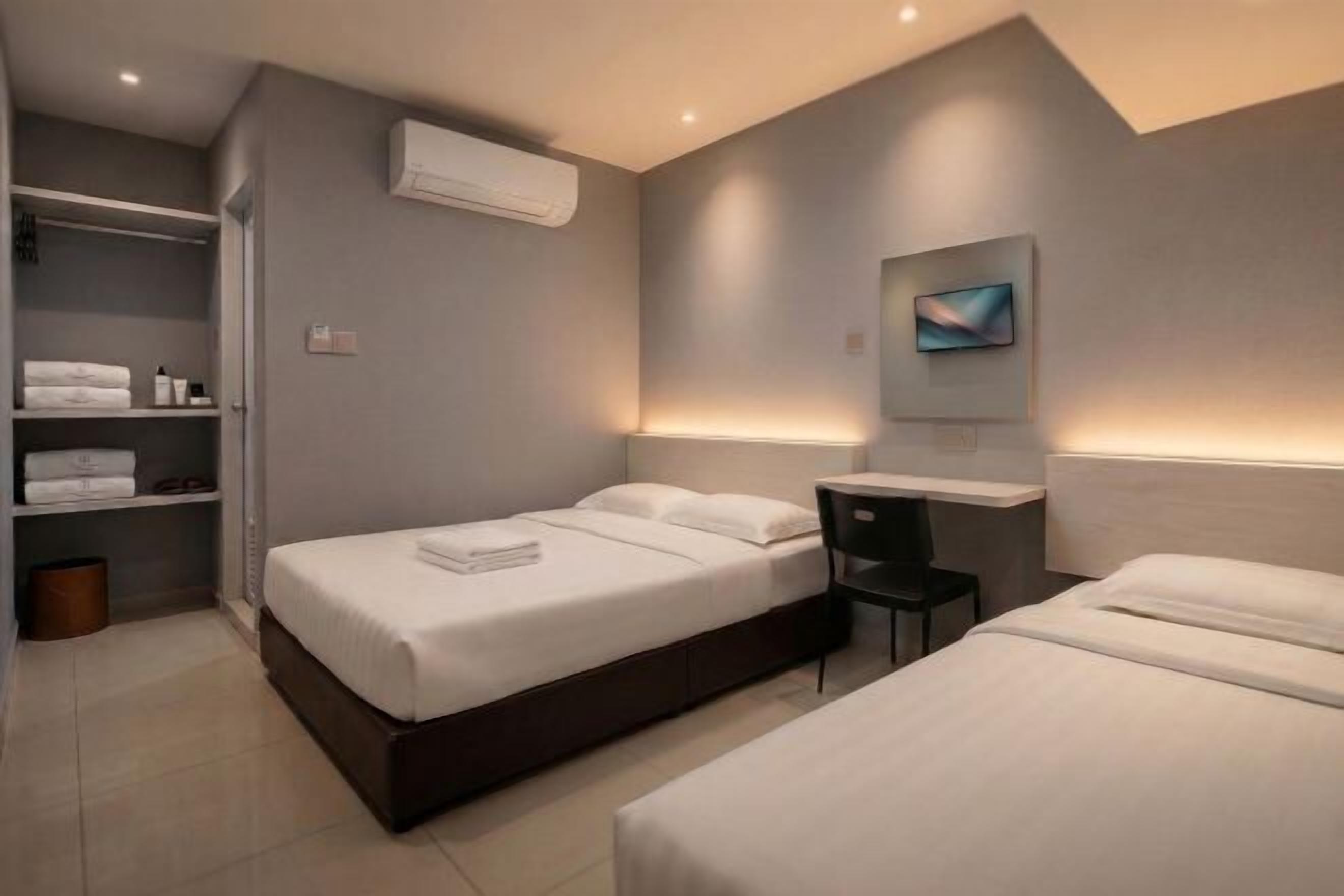 Escritorio, tabla de planchar con plancha, wifi gratis y ropa de cama 