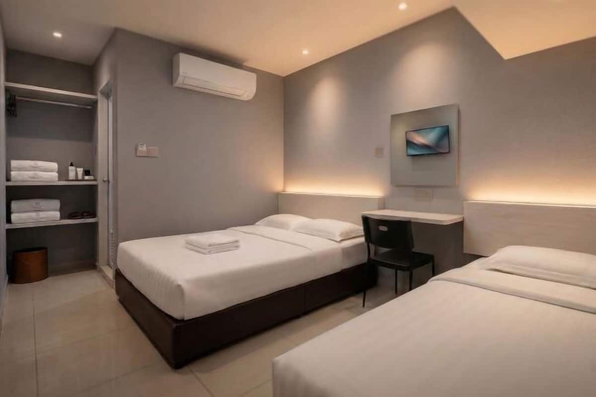 Escritorio, tabla de planchar con plancha, wifi gratis y ropa de cama