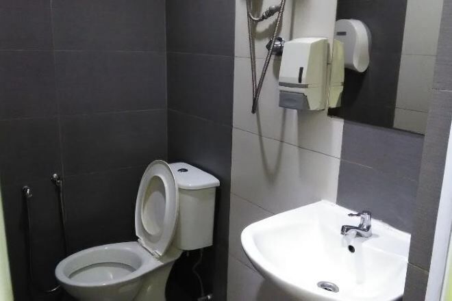 Salle de bain | Douche, chaussons, bidet, serviettes fournies