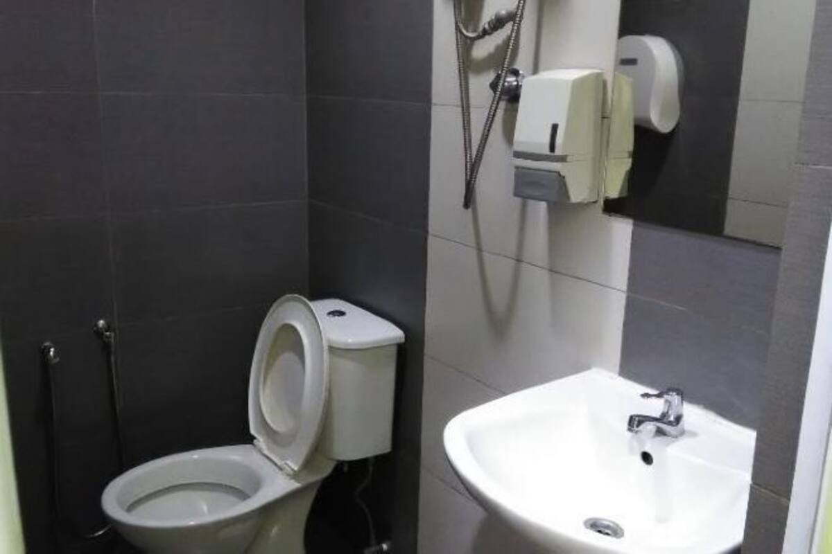 Salle de bain | Douche, chaussons, bidet, serviettes fournies