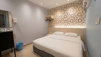 Habitación Deluxe, 1 cama de matrimonio | Escritorio, tabla de planchar con plancha, wifi gratis y ropa de cama