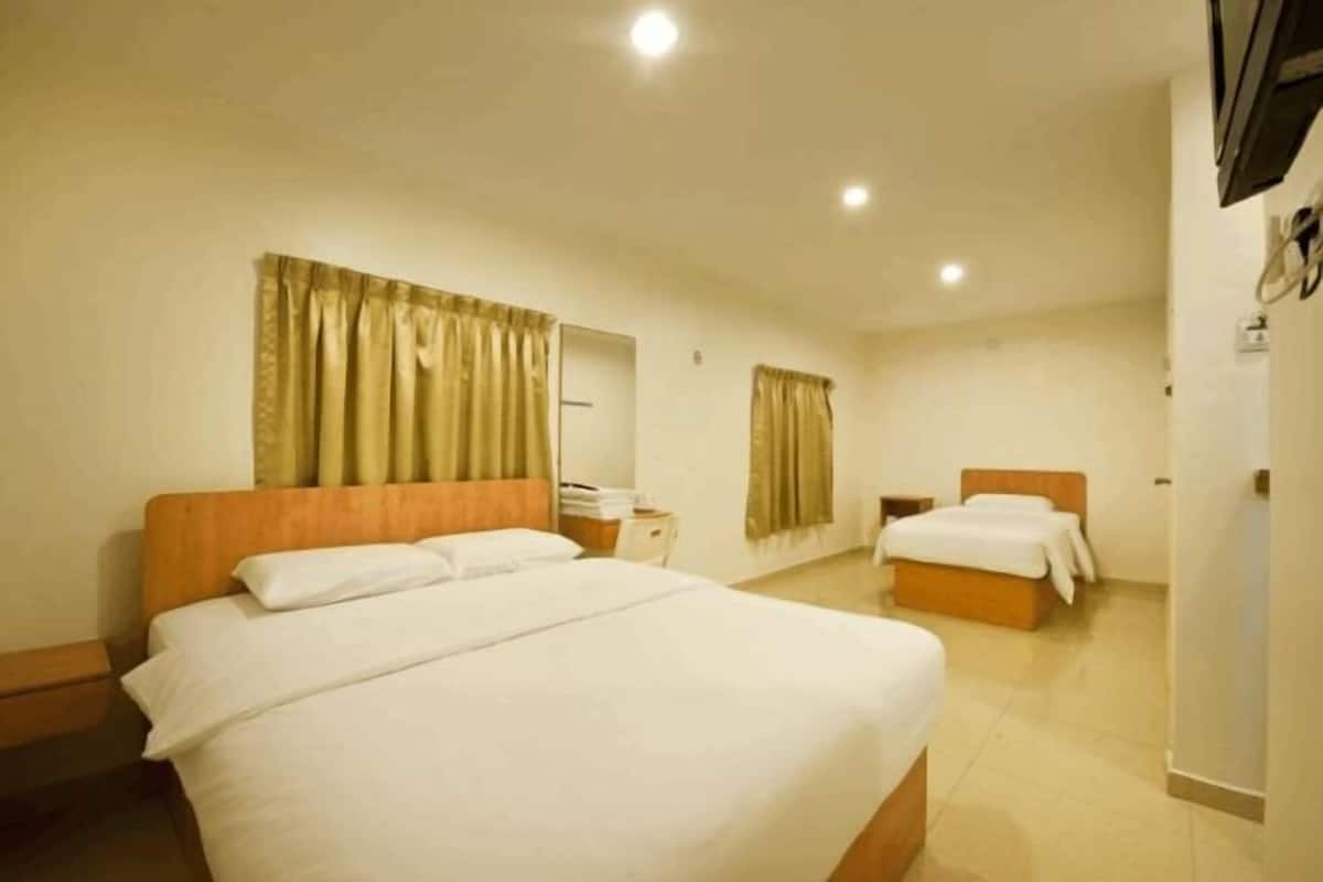 Iron/ironing board, free WiFi, bed sheets