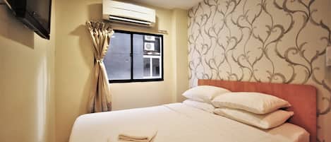 Deluxe Room, 1 Queen Bed | Soundproofing, iron/ironing board, free WiFi, bed sheets
