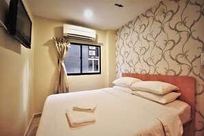 Chambre Deluxe, 1 grand lit | Fer et planche à repasser, Wi-Fi gratuit, draps fournis