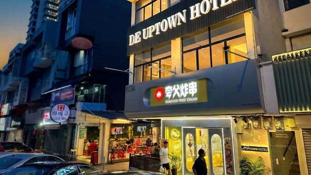 The De Uptown Hotel with a sign for Coco BBQ and a seafood fried chuan restaurant. - De UPTOWN Hotel @ Subang Jaya (Subang Jaya)