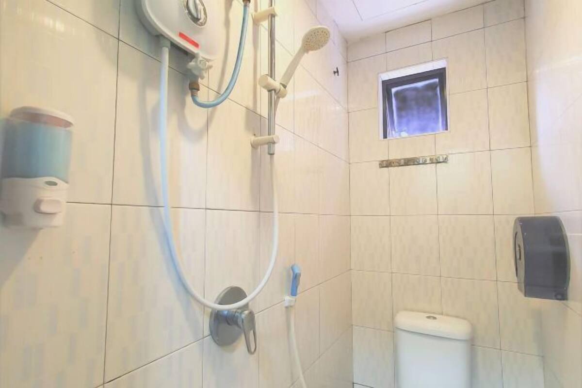 Dusche, Haartrockner, Hausschuhe, Bidet