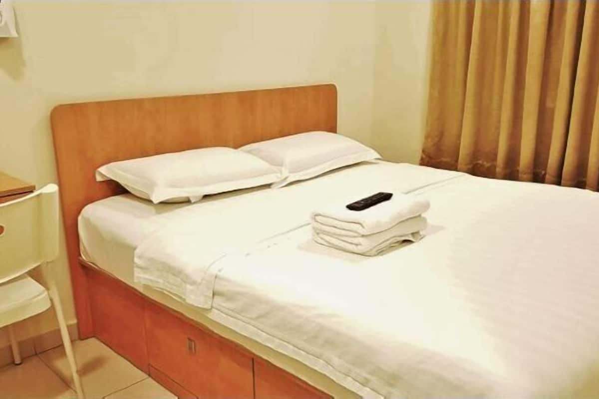 Iron/ironing board, free WiFi, bed sheets