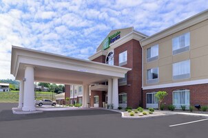 Edificio de Holiday Inn Express con entrada cubierta, fachada de ladrillo y estacionamiento.