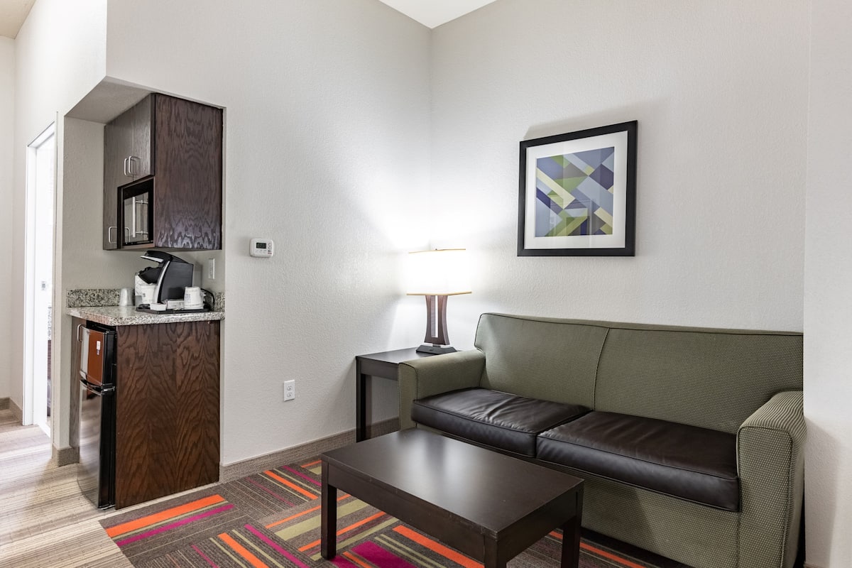 1 bedroom, premium bedding, pillowtop beds, in-room safe
