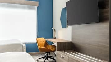 Ein modernes Schlafzimmer mit einem Bett, einem Schreibtisch und einem Stuhl.