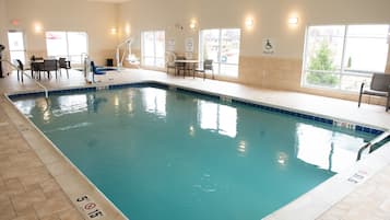 Inomhuspool, parasoller och solstolar