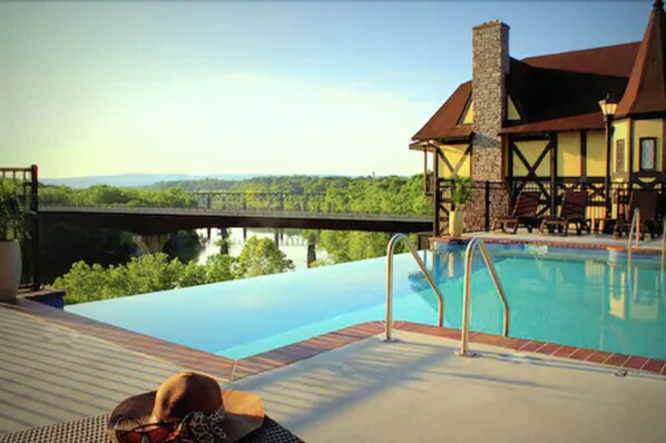 Seasonal outdoor pool, pool umbrellas, pool loungers - Bavarian Inn (Shepherdstown)