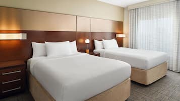 1 habitación, escritorio y espacio para trabajar con laptop