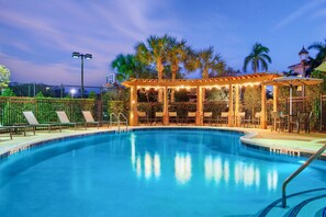 Una piscina al aire libre (de 08:00 a 22:00), sombrillas, tumbonas