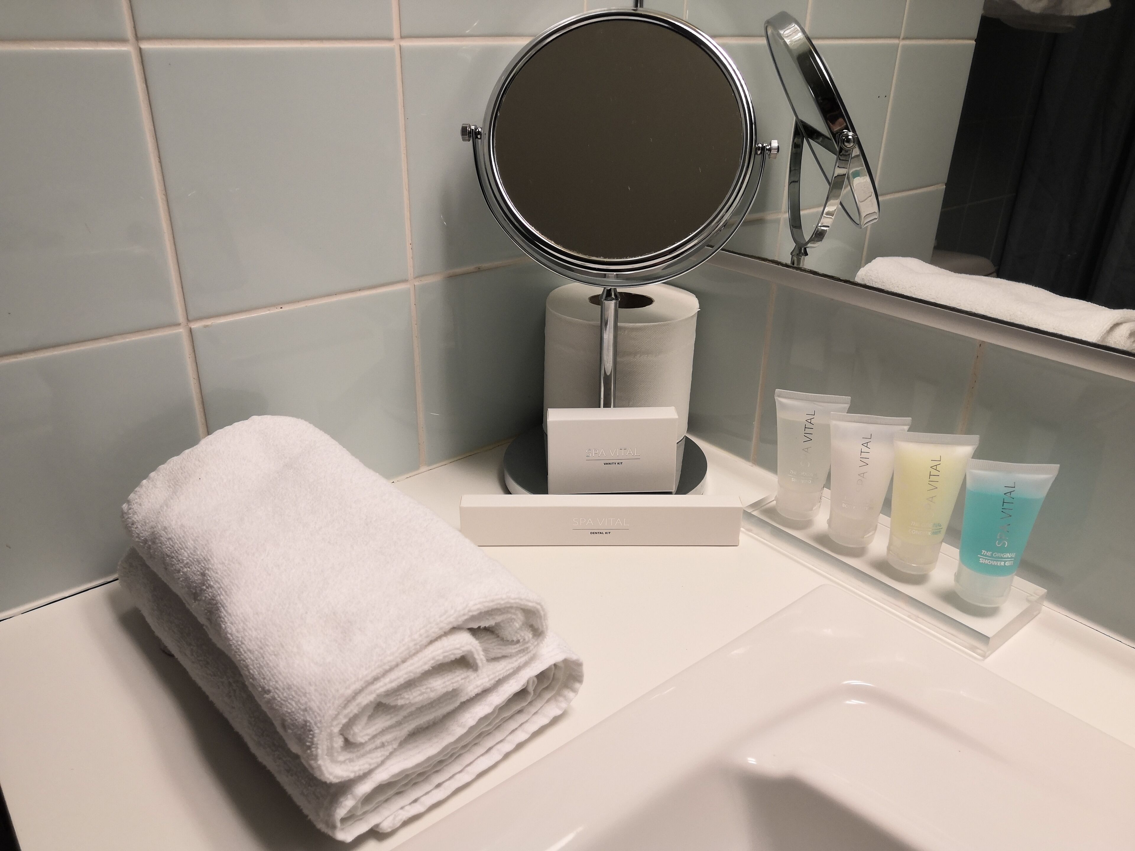 comfort twin room | bathroom | shower, hair dryer, bidet, towels