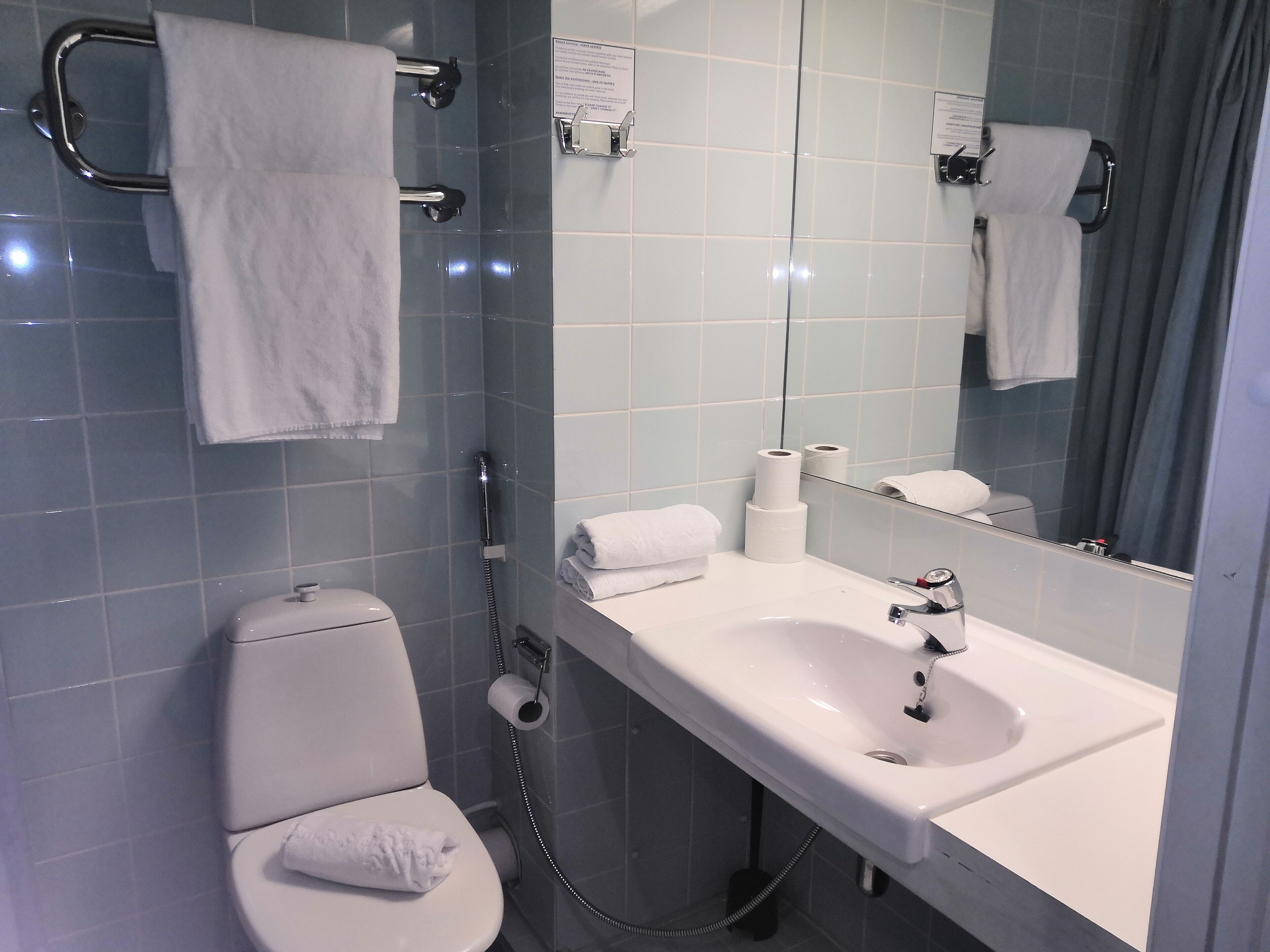 standard twin room | bathroom | shower, hair dryer, bidet, towels
