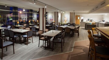 Café da manhã com buffet grátis