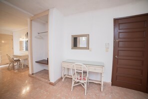 Phòng 3, nhiều giường | Két bảo mật tại phòng, bàn, bàn ủi/dụng cụ ủi quần áo 