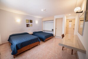 Phòng đôi, 2 giường đôi | Két bảo mật tại phòng, bàn, bàn ủi/dụng cụ ủi quần áo 