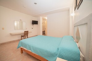 In-room safe, desk, iron/ironing board, free WiFi - Hotel Rivemar (Cancun)