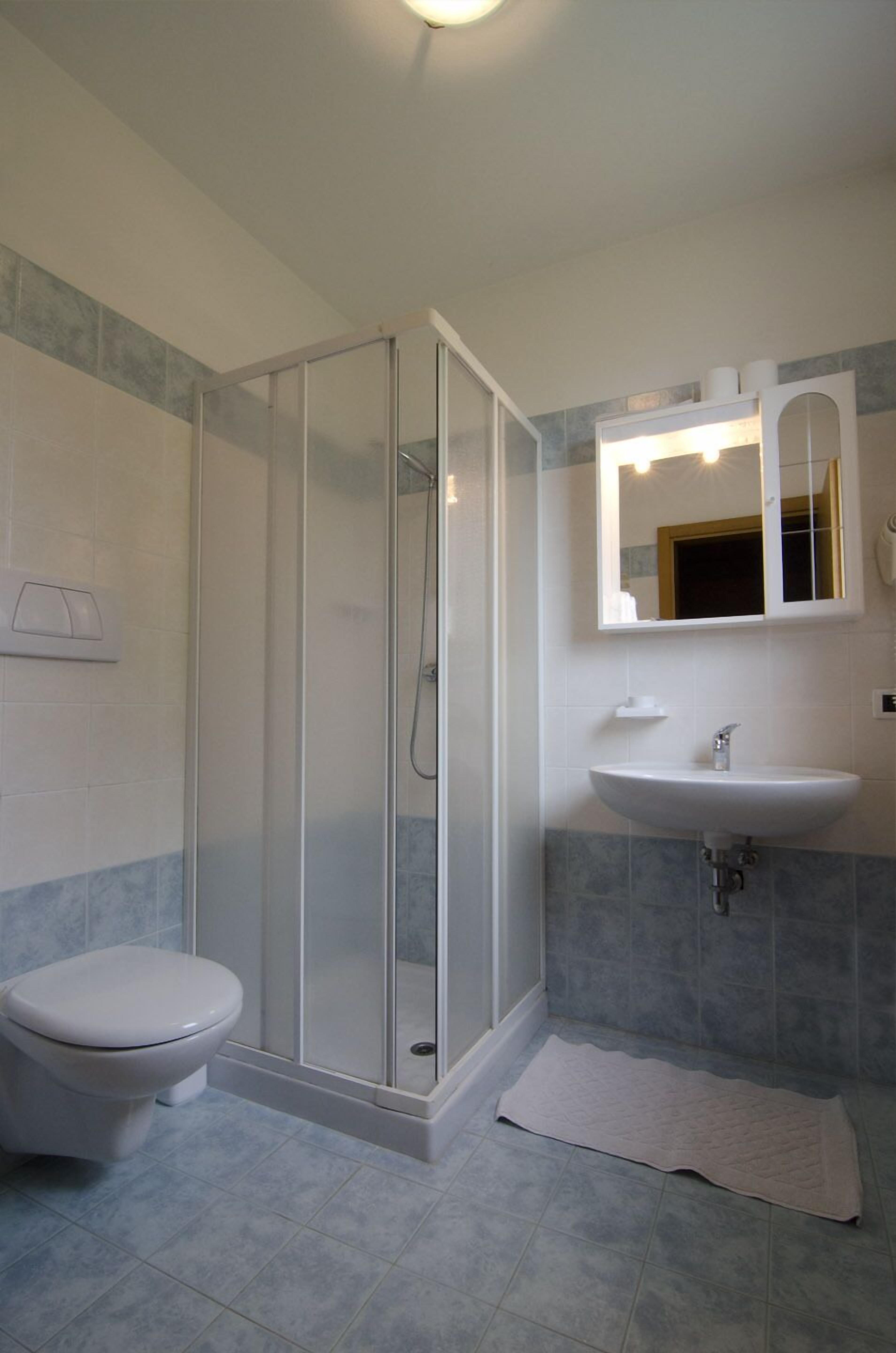 double room (panoramic) | bathroom | shower, free toiletries, hair dryer, bidet