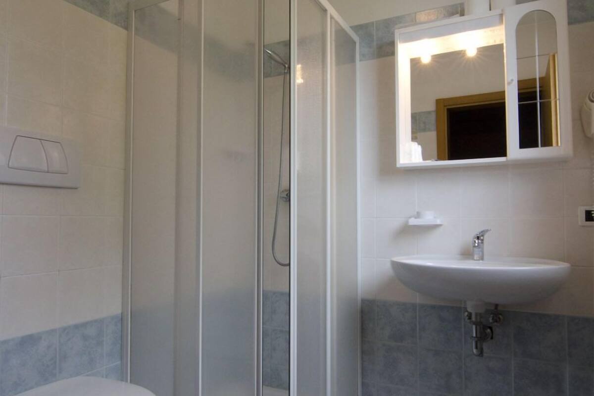double room (panoramic) | bathroom | shower, free toiletries, hair dryer, bidet