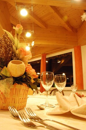 Déjeuner et dîner servis sur place, spécialités Cuisine locale