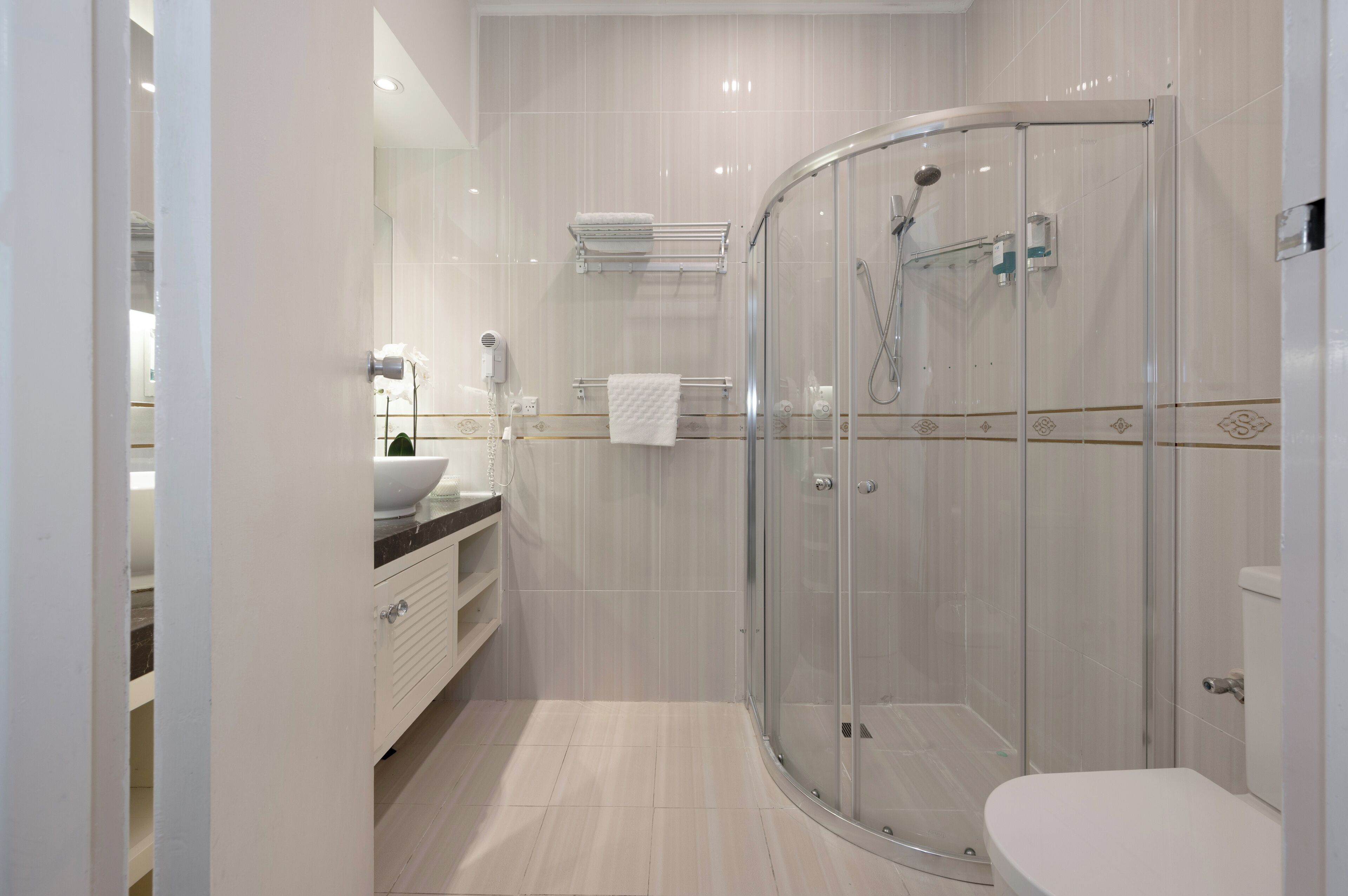 Basic Apartment | Bathroom