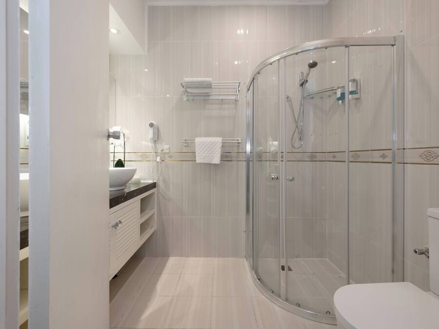 Basic Apartment | Bathroom