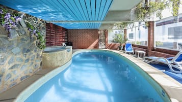 Piscine couverte, piscine extérieure