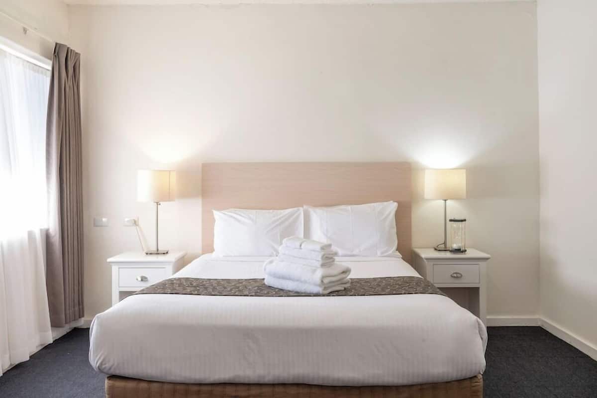 Roupas de cama premium, cofres nos quartos, quartos à prova de som