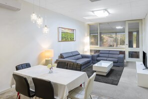 Basic Apartment | Bathroom | Shower, free toiletries, hair dryer, slippers - Adelaide Granada Motor Inn (Glenunga)