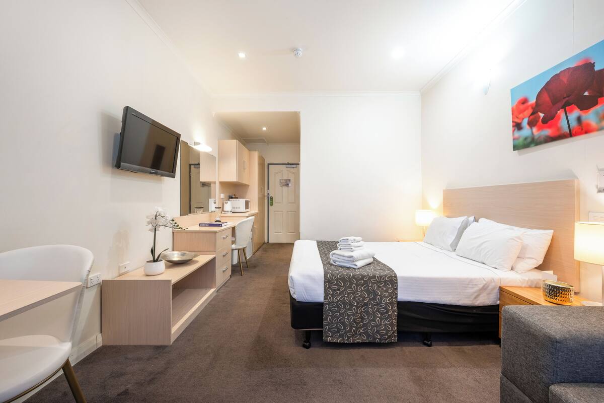 Executive Suite - 1 Queen Bed | Premium bedding, in-room safe, soundproofing, iron/ironing board