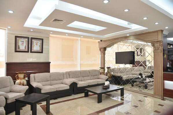 Lobby sitting area - Al Muhanna Plaza Hotel (Salmiya)