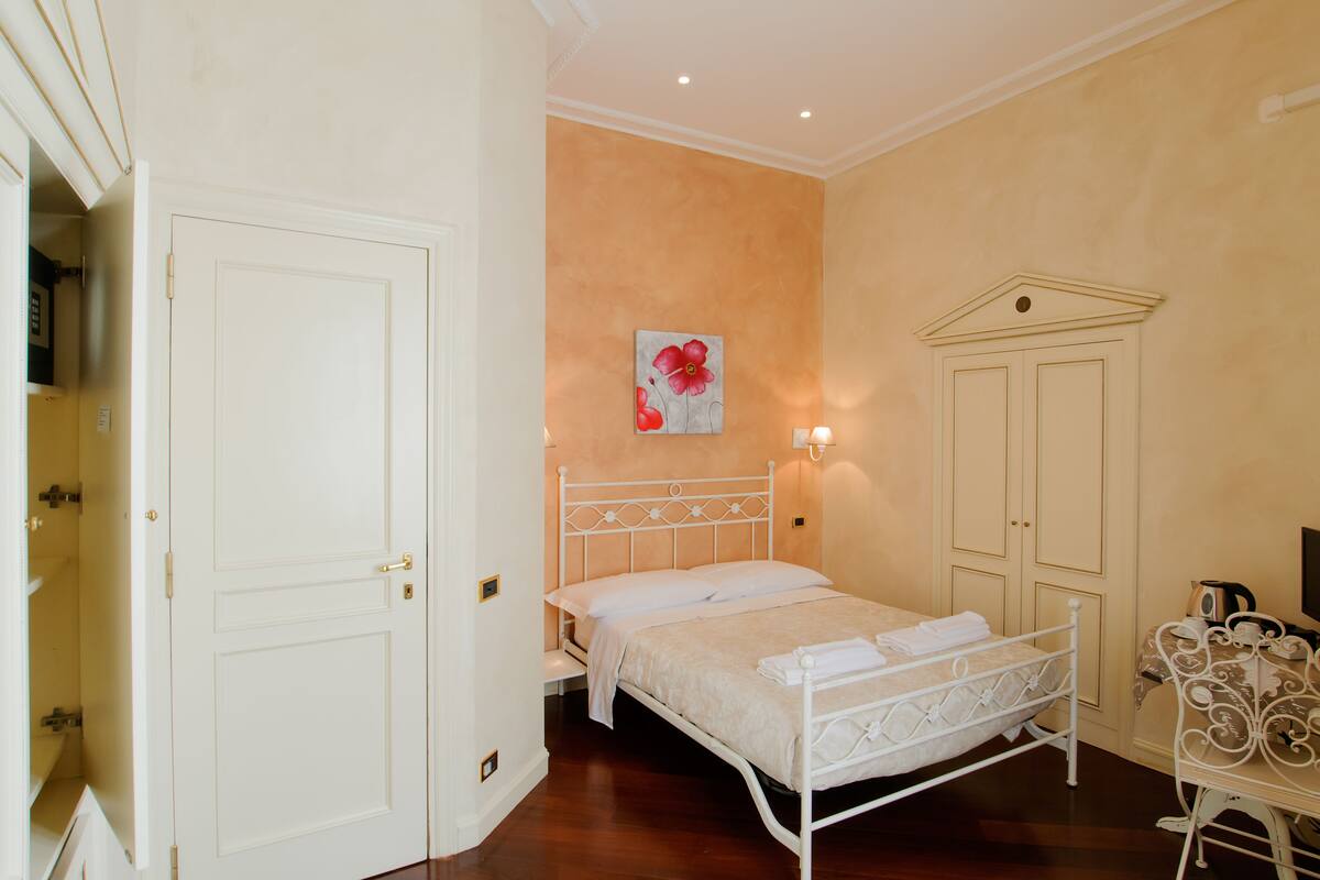 WiFi (free), bed sheets