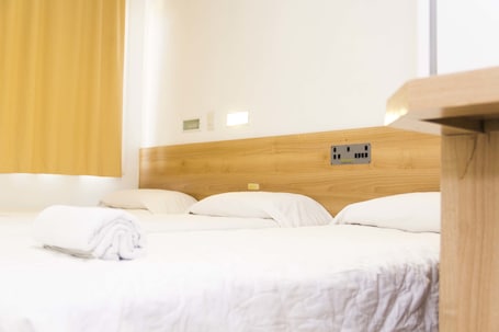 Triple Room | Free WiFi, bed sheets