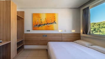 Quarto triplo executivo | Wi-Fi de cortesia, roupa de cama