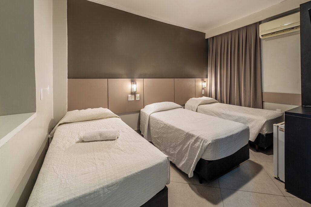 Quarto triplo executivo | Escrivaninha, espaço de trabalho para notebook, quartos à prova de som