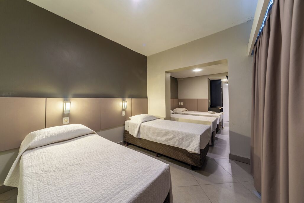 Quarto quádruplo executivo | Escrivaninha, espaço de trabalho para notebook, quartos à prova de som