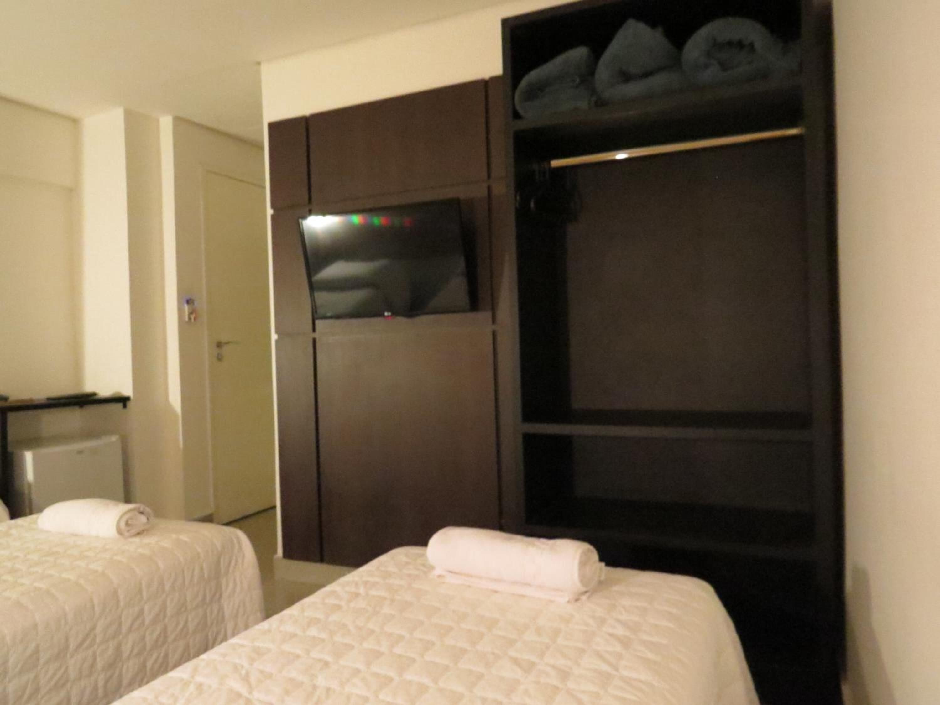 Bàn, khu vực làm việc phù hợp cho laptop, phòng cách âm 